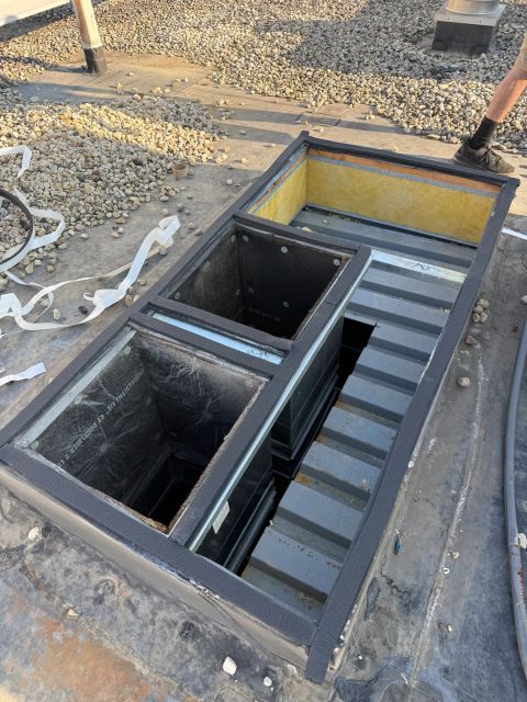 Open rooftop HVAC curb and duct connections